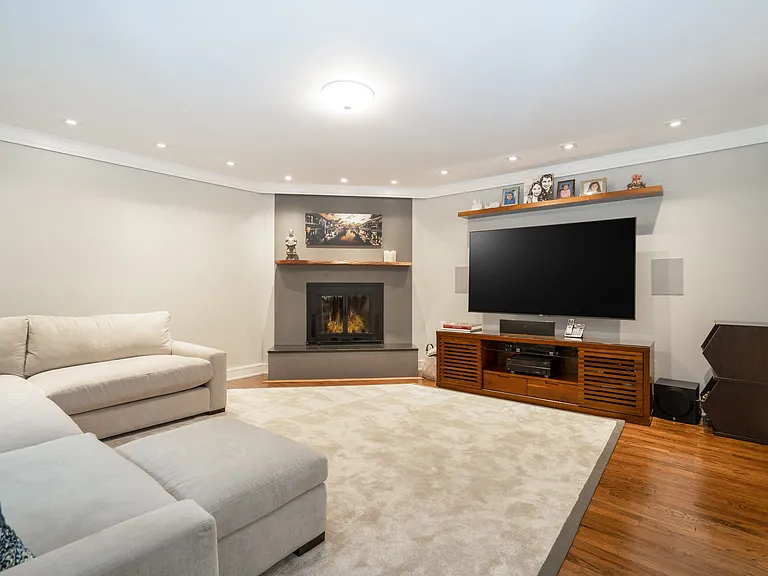 10 Loewen Ct — Photo 19