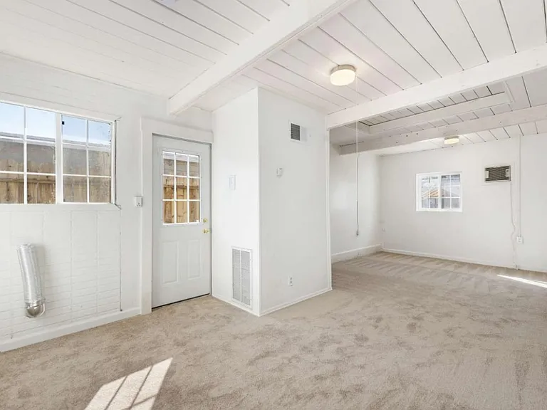 1024 Tyler St — Photo 8