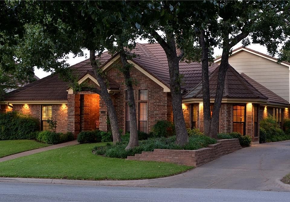 1st image of 3136 Oakdale Dr