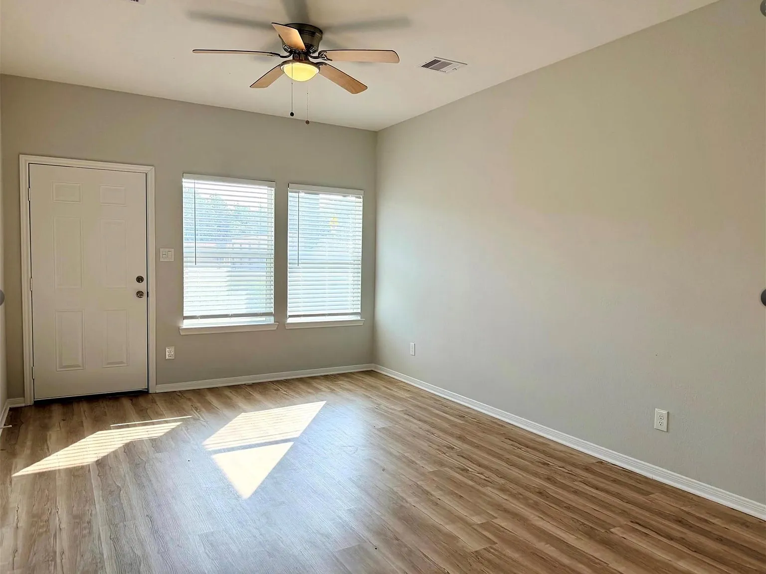 2 bed, 2.0 bath, 824 sqft, $1,350 — Photo 4