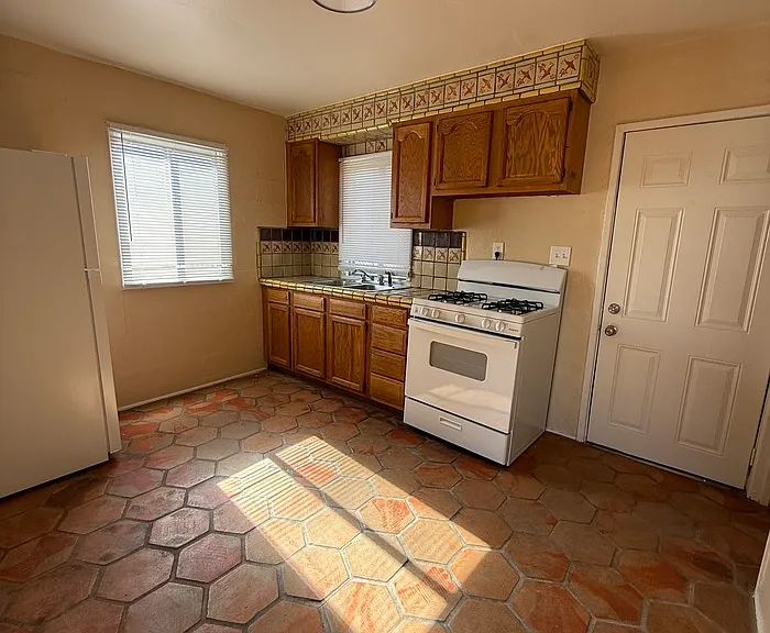1303 N Columbus Blvd #A — Photo 5