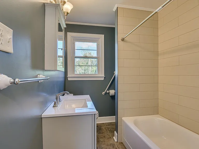 302 Burgess Dr — Photo 23