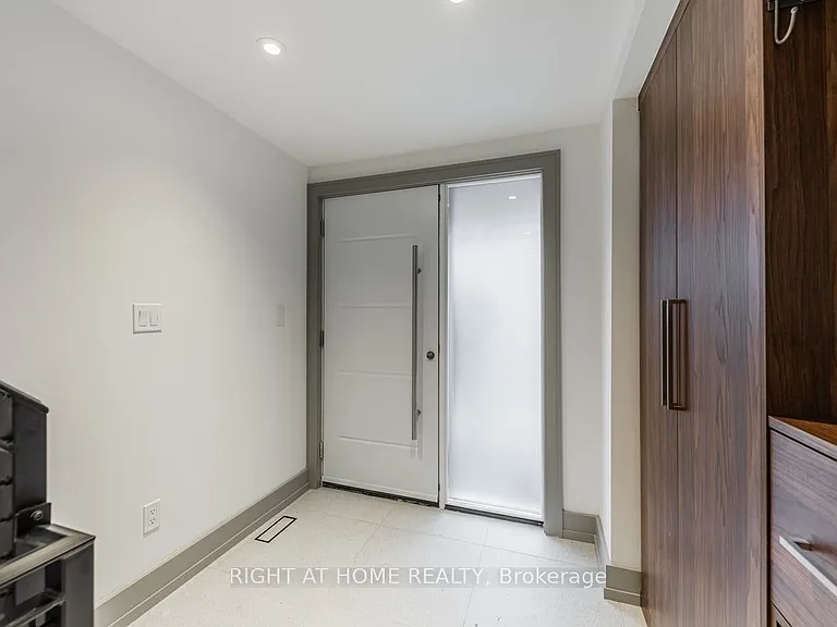 60 Winchester St #LANEWAY — Photo 9