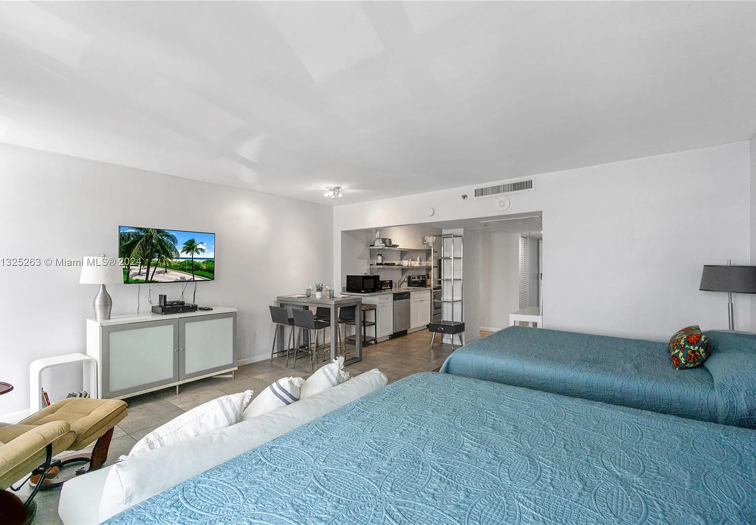 The Decoplage Condo — Photo 4