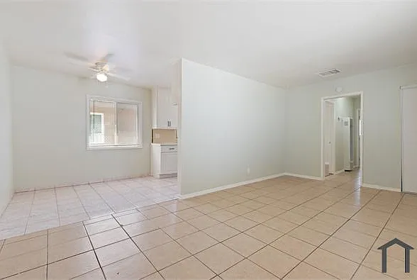 400 E Lancaster Blvd — Photo 3