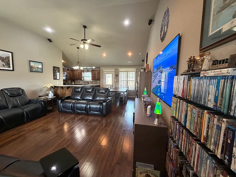 12 Jaguar Dr — Photo 4