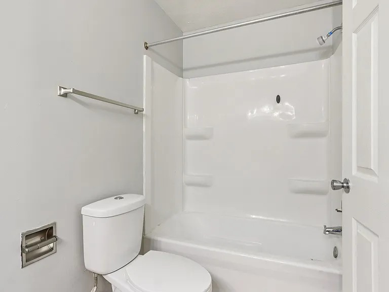 Castleton Manor Apartments — Photo 16
