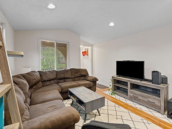 5th image of 1027 5th St E