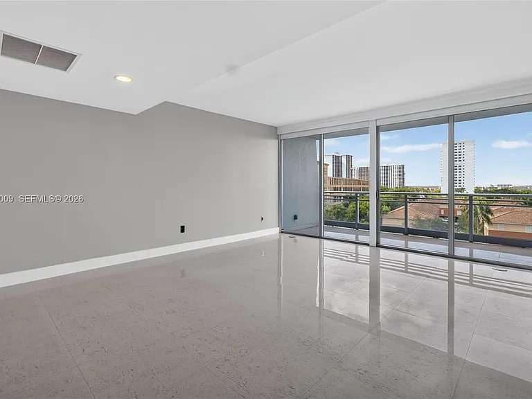 2950 NE 188th St #406 — Photo 7