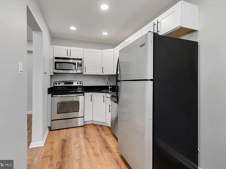 1909 N Rhodes St #25 — Photo 11