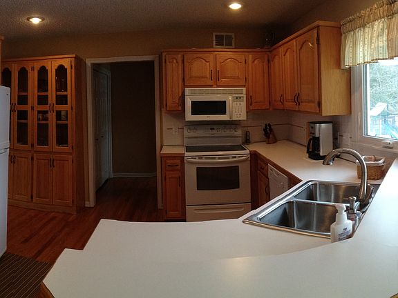 Panoramic kitchen/eat-in