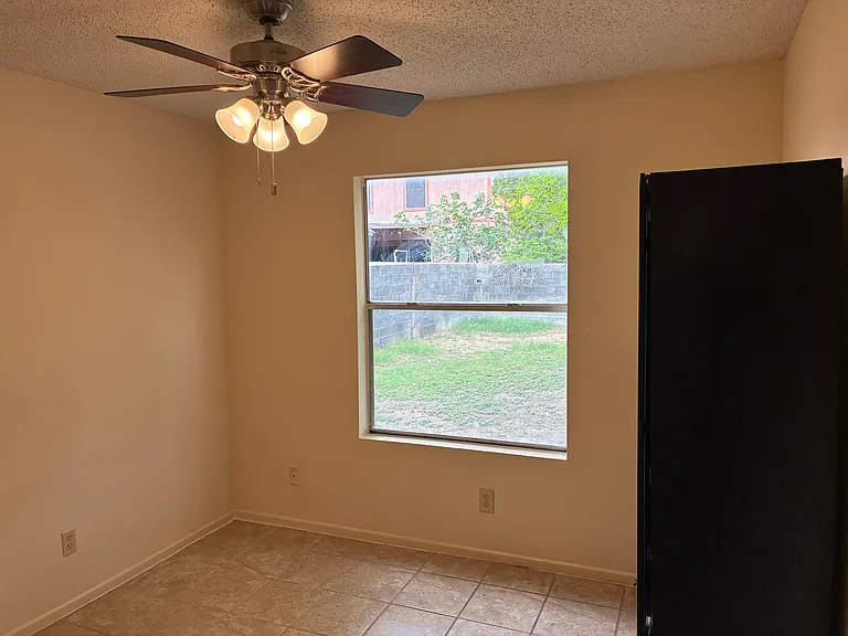 1219 Truman Ln — Photo 17