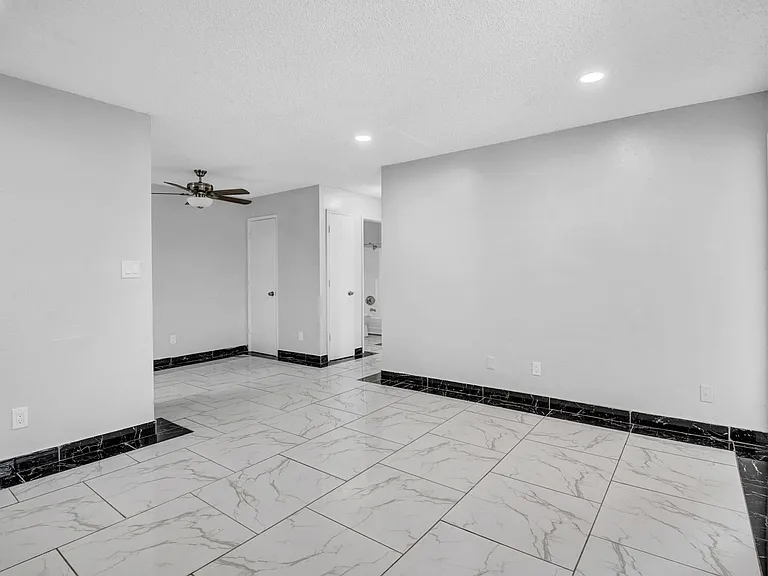 Fountain Oaks Apartments — Photo 19