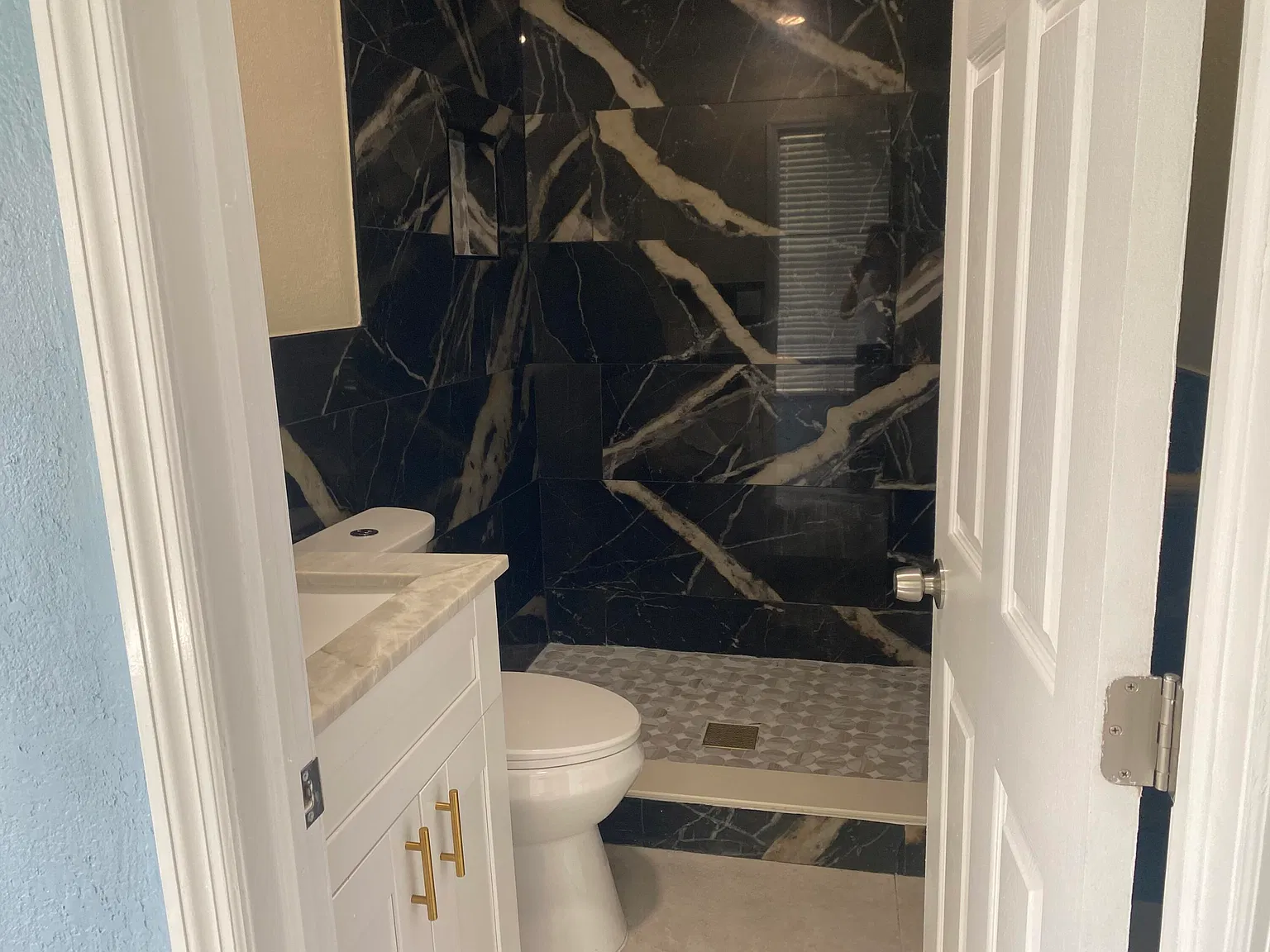 2 bed, 1.0 bath, 2421 sqft, $1,800 — Photo 4