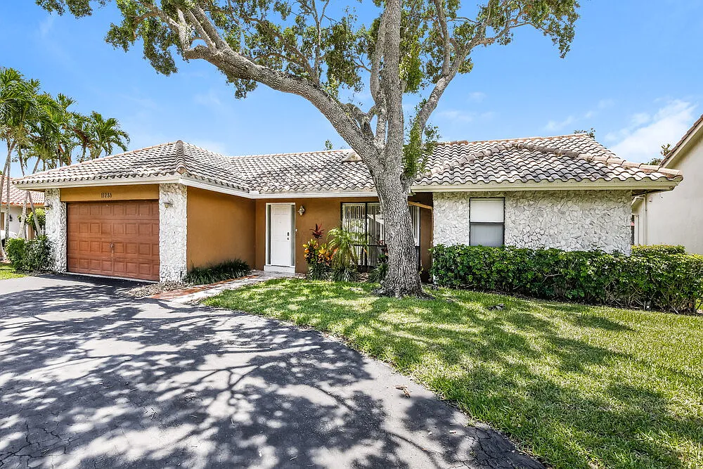 4 bed, 2.0 bath, 1888 sqft, $5,440 — Photo 3