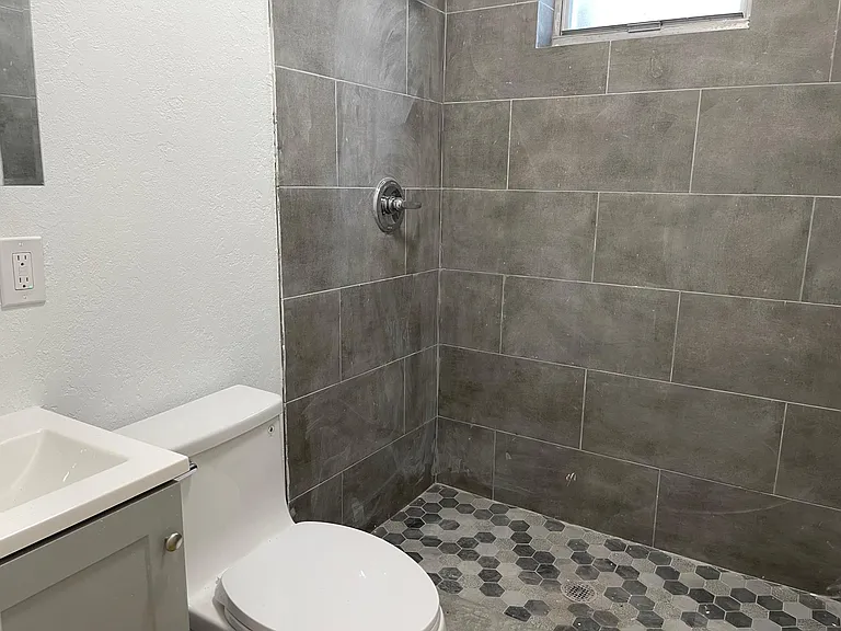 919 SW 6th St #2 — Photo 10
