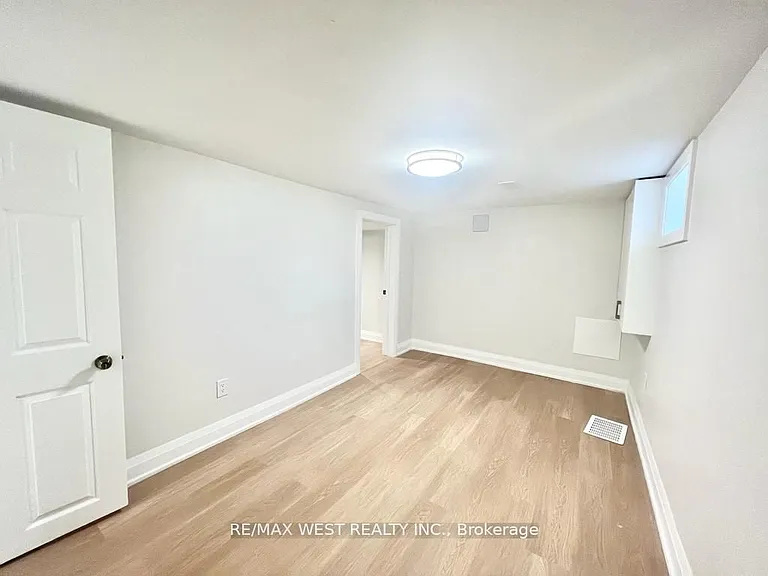 4 Sutherland Ave #BASEMENT — Photo 8