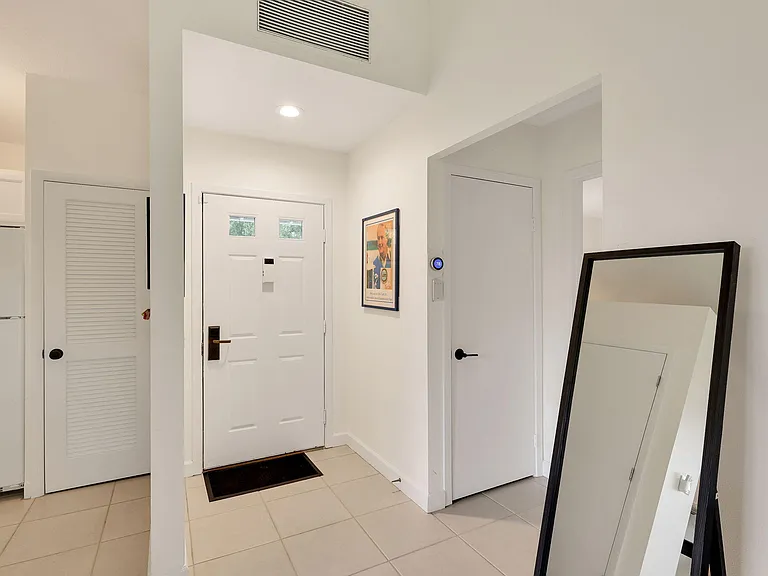 526 Club Dr — Photo 4