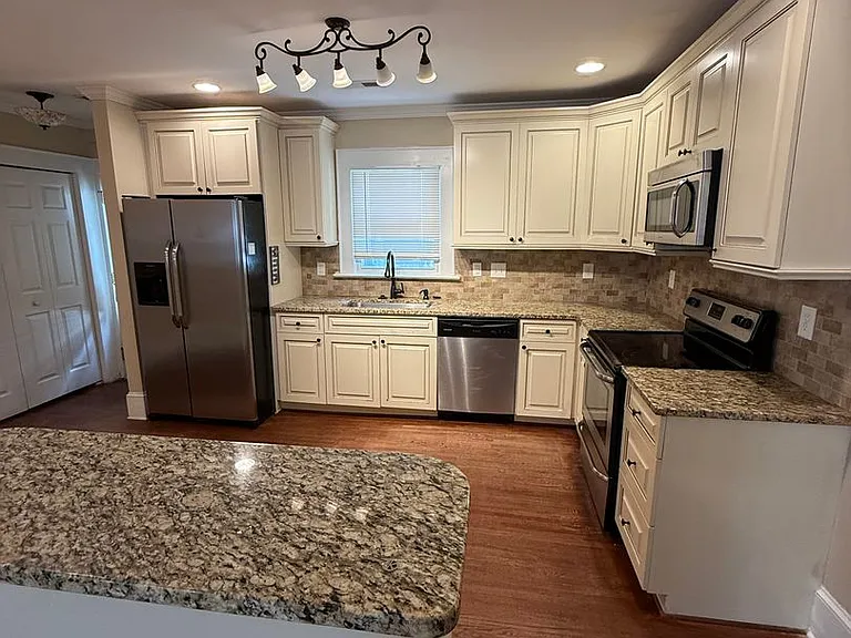 1724 Hawthorne Ln — Photo 8