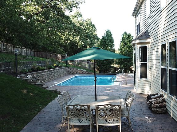 2nd image of 1911 Applewood Dr