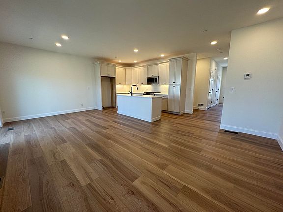 4th image of 8C Dearborn Circle
