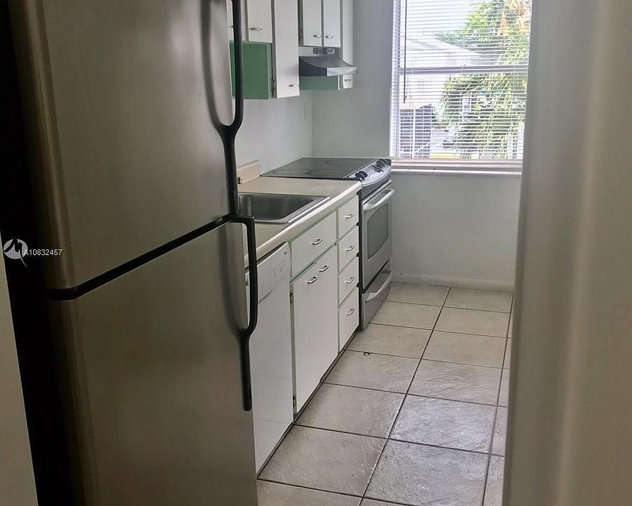 1st image of 102 SE 10th St #202