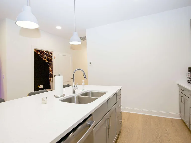 381 James St — Photo 11