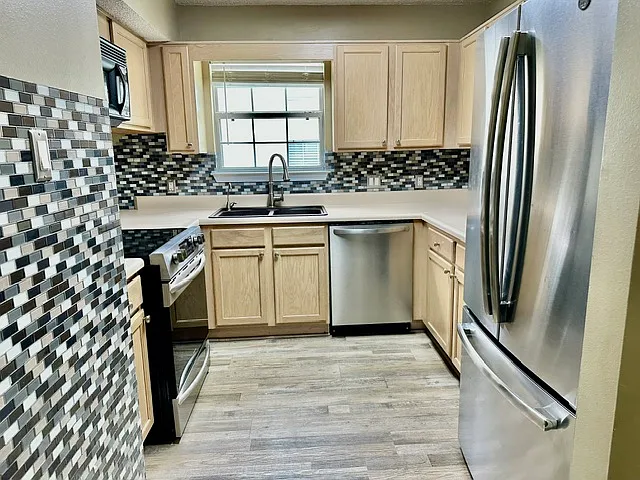 Kitchen with tile backsplash