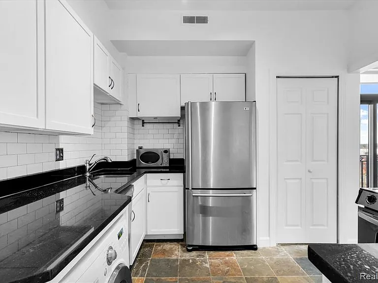 2900 E Jefferson Ave #D601 — Photo 7