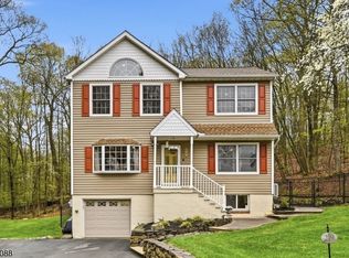 219 Snake Den Rd, Bloomingdale Boro, NJ 07465