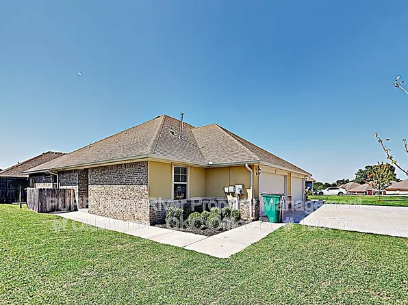 11200 Coachmans Rd, Yukon, OK 73099
