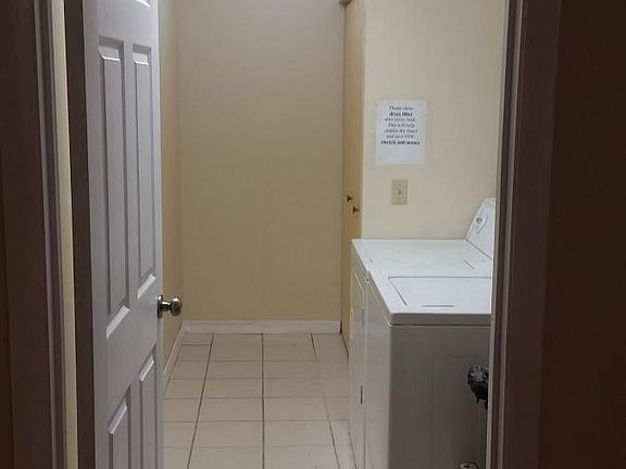 Spacious Utility room: Washer & Dryer