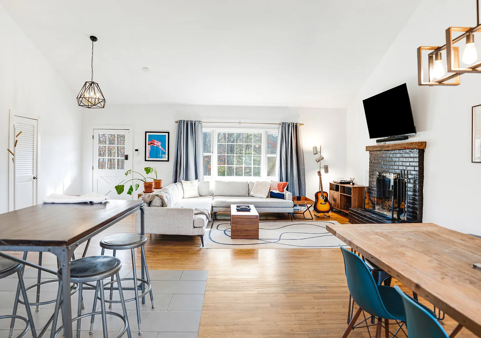 Modern and Cozy East Hampton Home Centrally Located — Photo 3