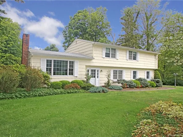 9 Fox Run Lane South, Newtown, CT 06470