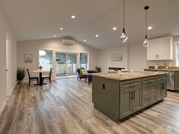 2nd image of 215 Cakesosta Street SE
