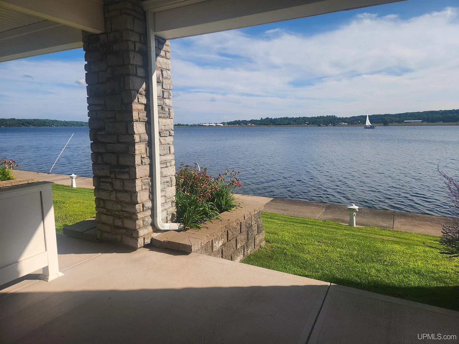 4 bed, 3.0 bath, 2500 sqft, $4,000 — Photo 3