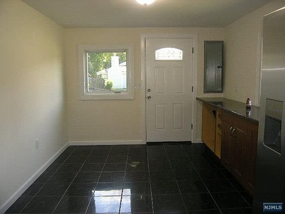 4th image of 37 Emwood Dr
