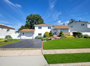 35 Haverford Rd, Hicksville, NY 11801