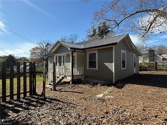 3rd image of 408 Queens Rd