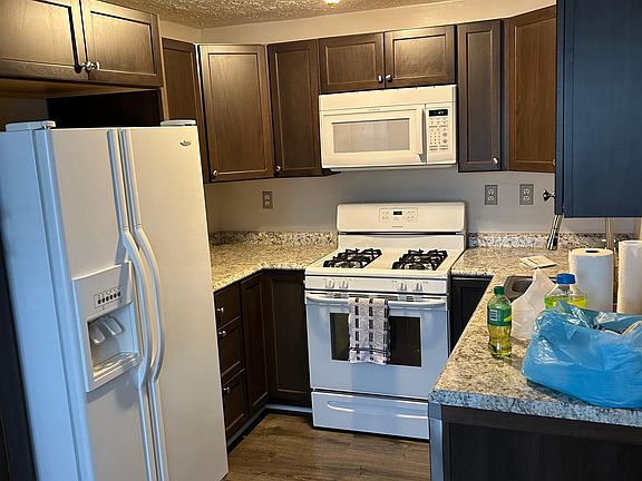 2nd image of 207 Hickory Cir