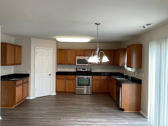 3rd image of 910 Sweetgum St