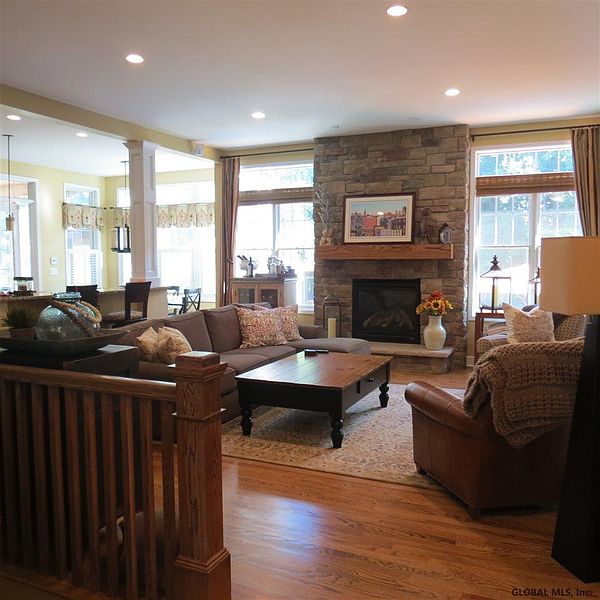 3rd image of 8 CHANTREY Boulevard