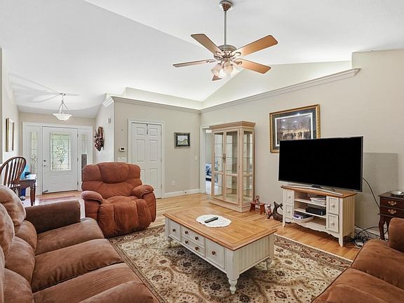 3rd image of 624 Lakeview Dr
