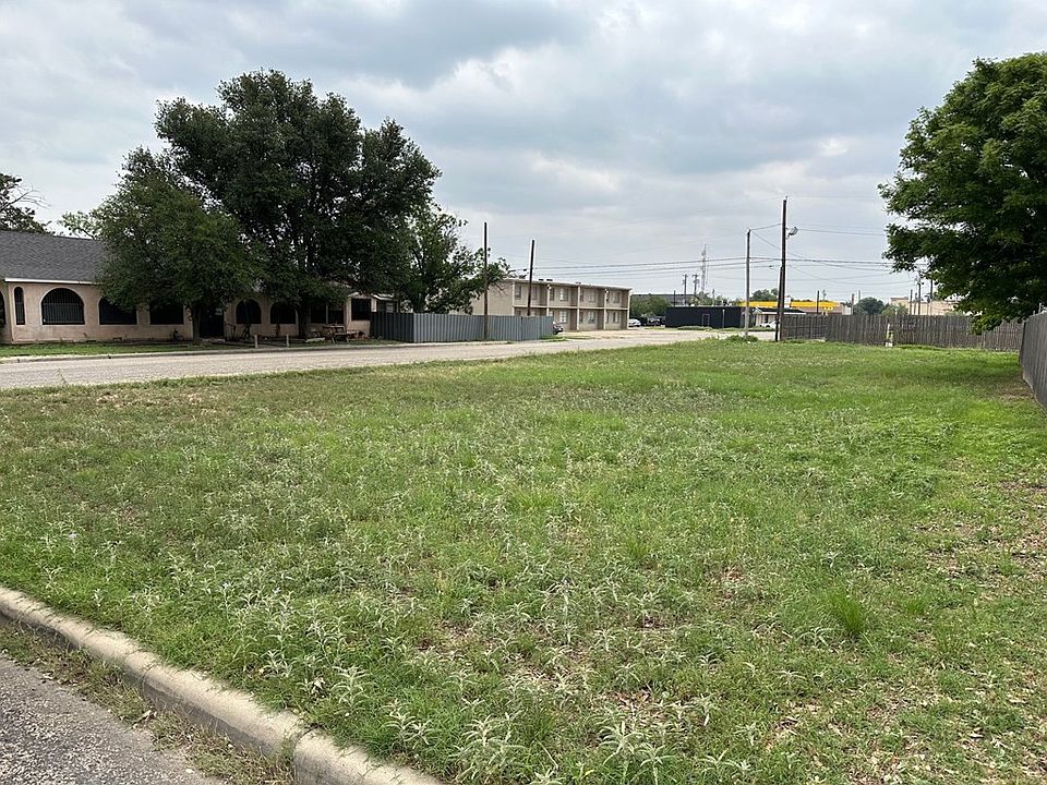 2nd image of 2901 San Antonio St #1