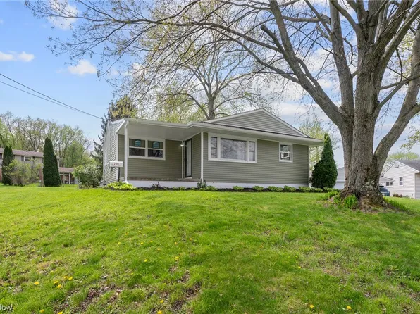 719 Moore St, Hubbard, OH 44425