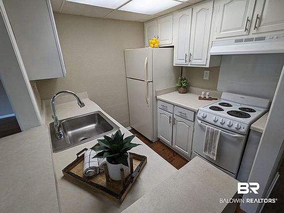 4th image of 1086 Seacliff Dr N #1086