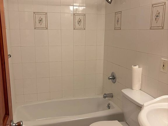 4th image of 276 Temple Hill Rd Unit 103