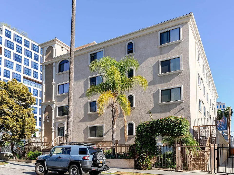 1466 Tamarind Ave #401