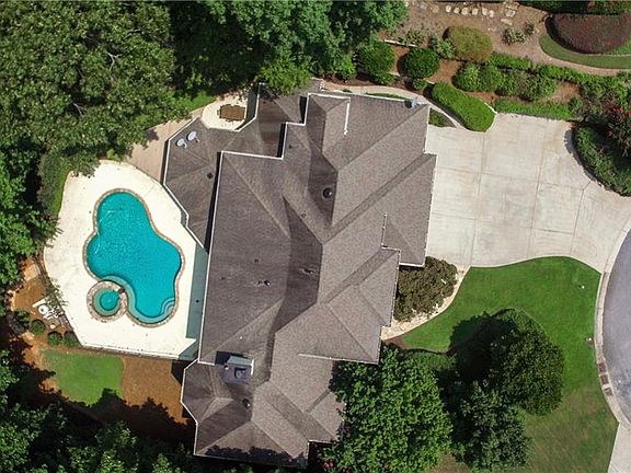 2nd image of 860 Carlton Rdg NE