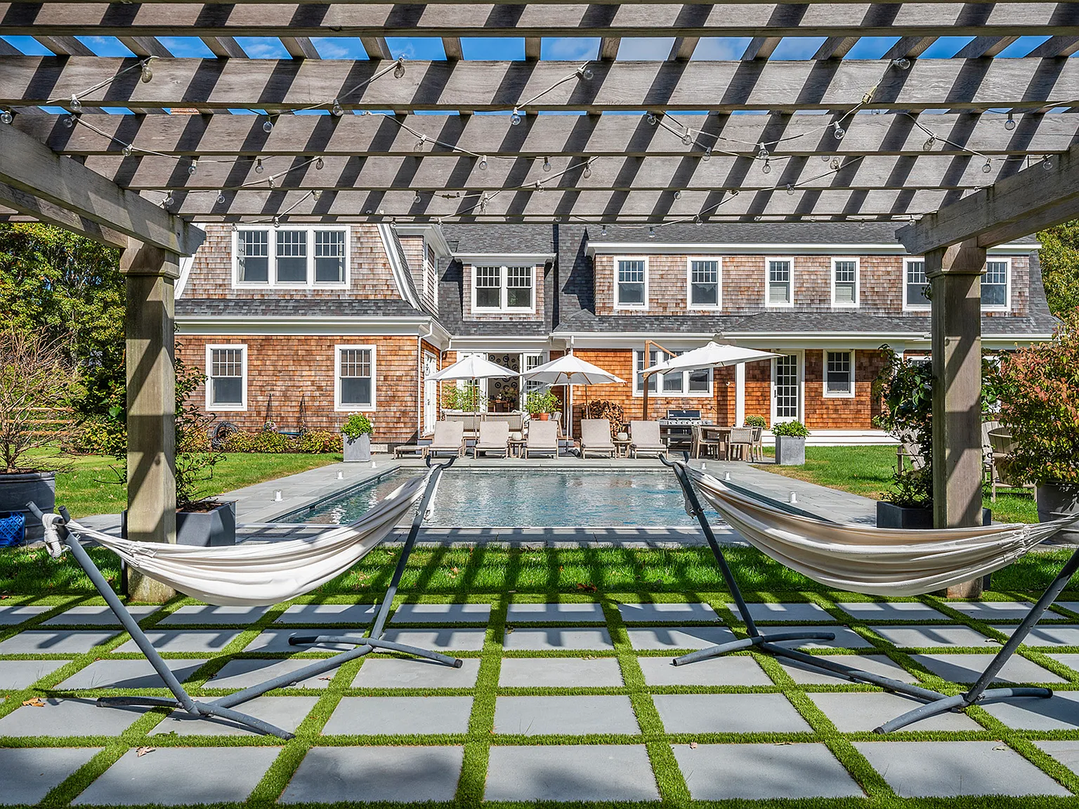 Stunning 8 Bedroom Estate Close to the Water — Photo 3
